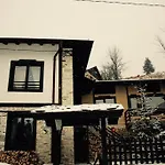 Kutsinska House Progled