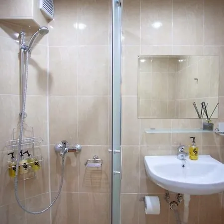 Kutsinska House Pensiune Progled